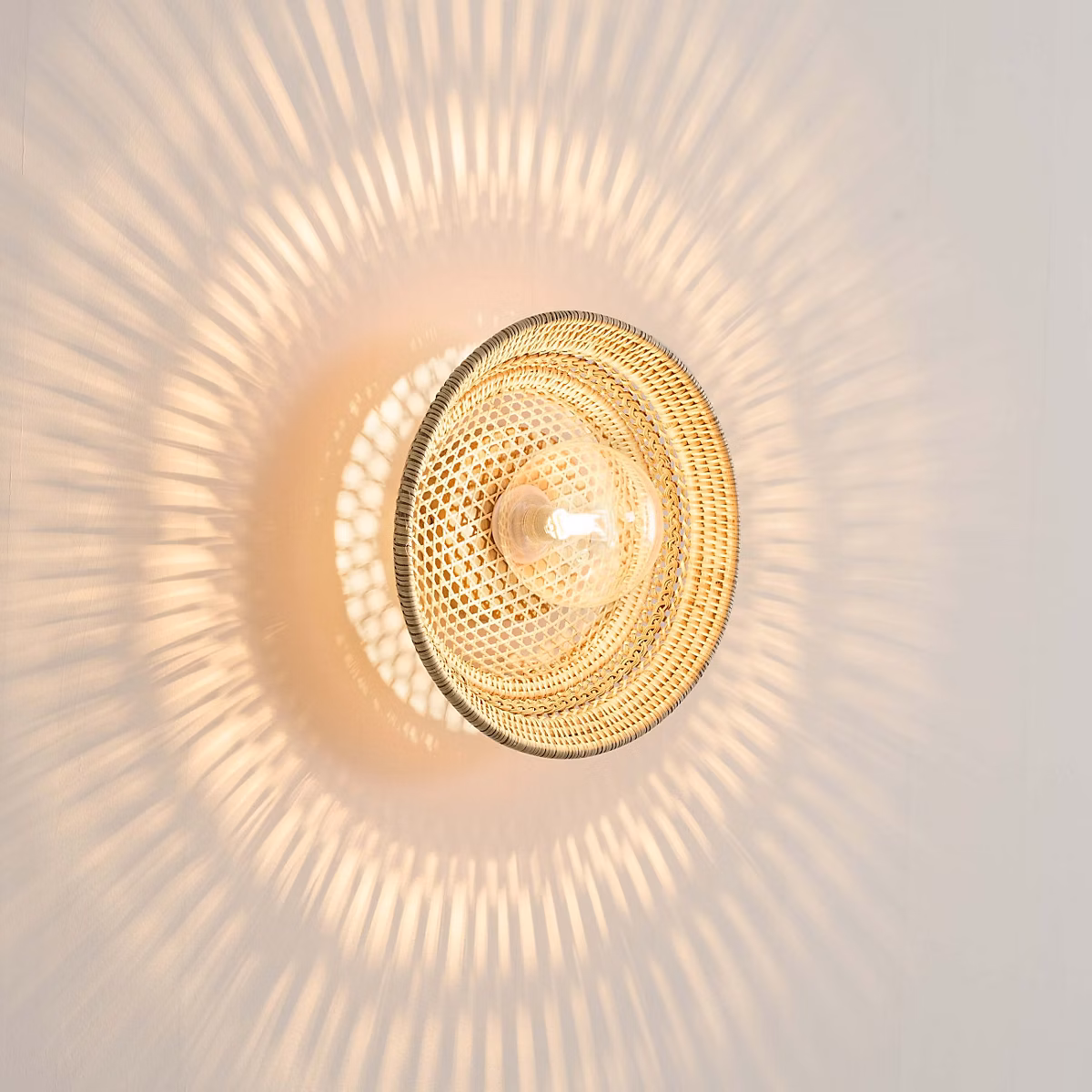 Applique ou plafonnier moderne en rotin jolis reflets décoratifs – Serelina