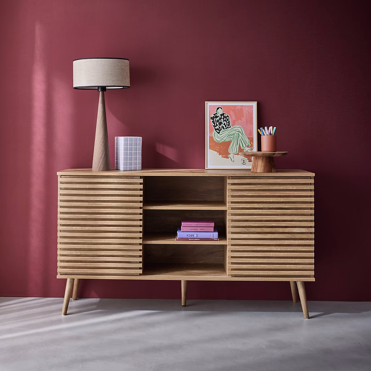 Buffet scandinave décor bois avec 2 portes coulissantes rainurées et 4 étagères. buffet bas. L 140 – Réf. FDNHDBNGZ6072102161