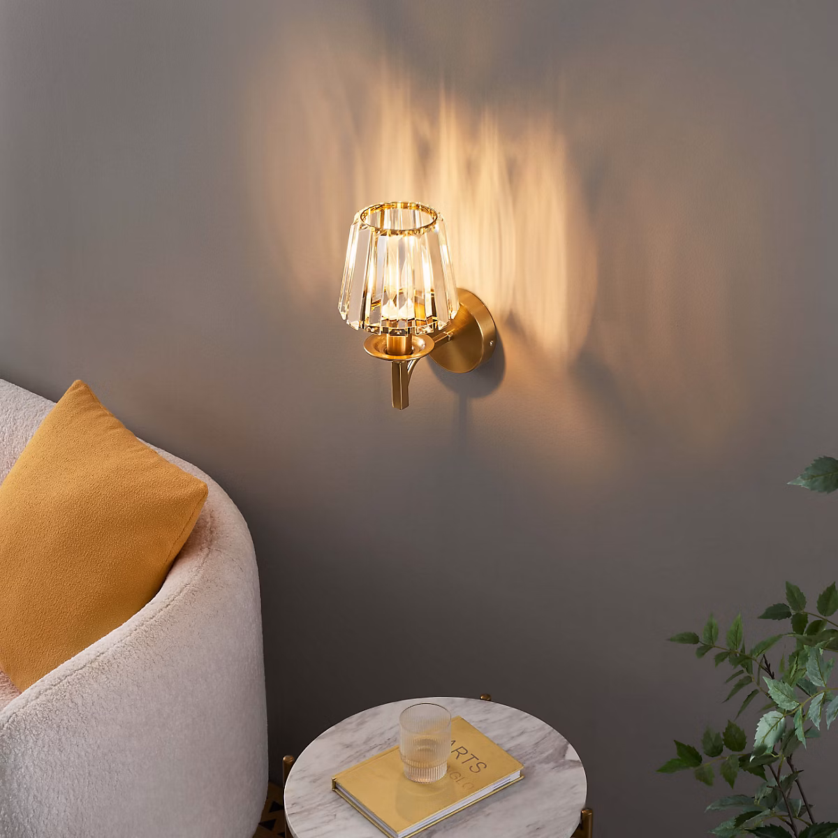 Applique luxueuse métal finition laiton et cristal – Odrina