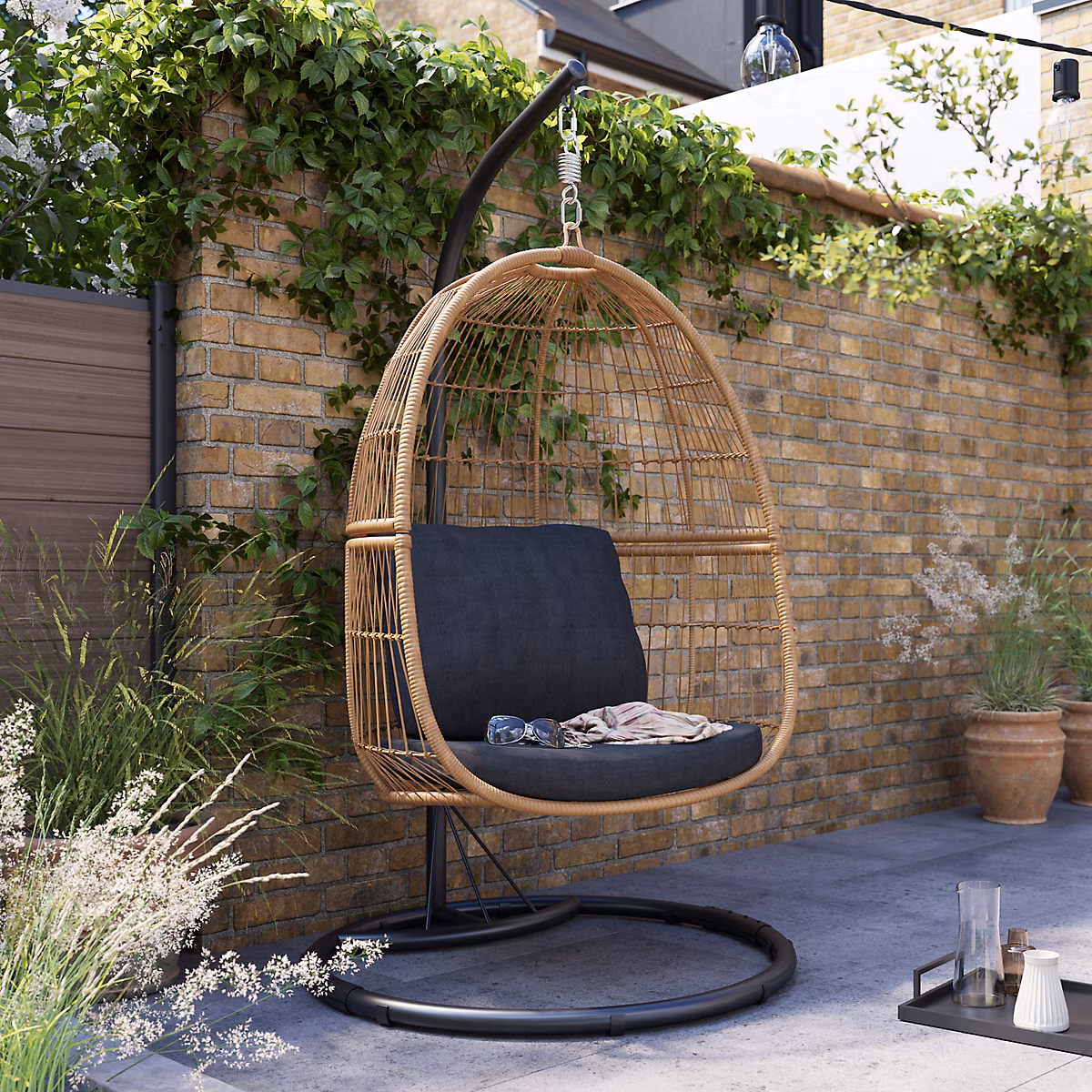 Fauteuil de jardin GoodHome Apolima en acier et rotin synthétique – Coloris marron rotin et noir ébène, Hauteur 196 cm
