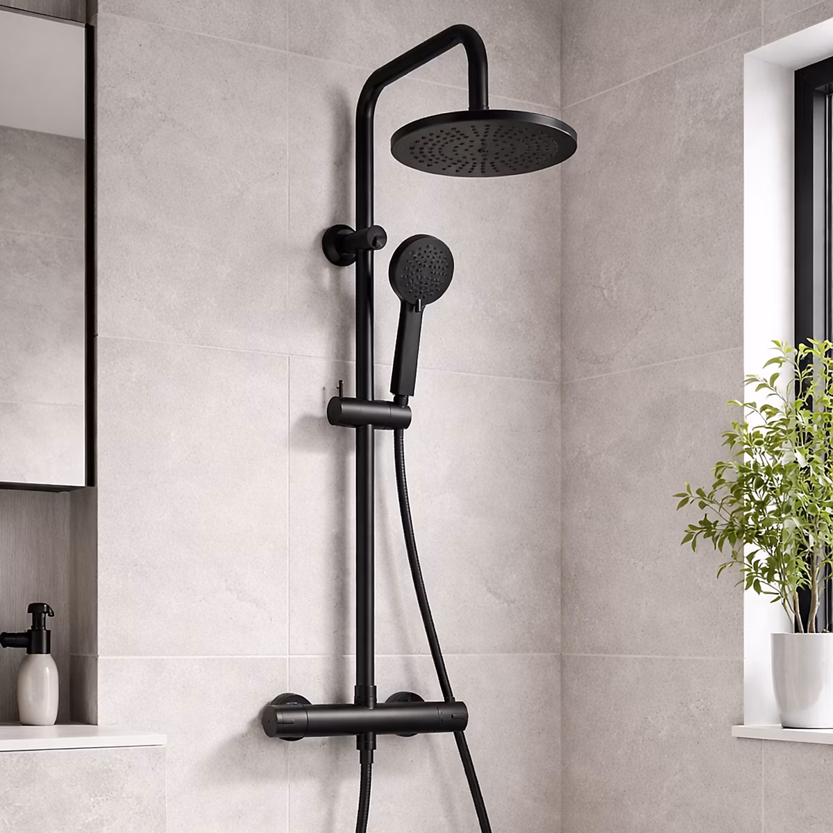 Colonne de douche thermostatique noir Target Essebagno – Réf. BUZQWFFBB5426399500
