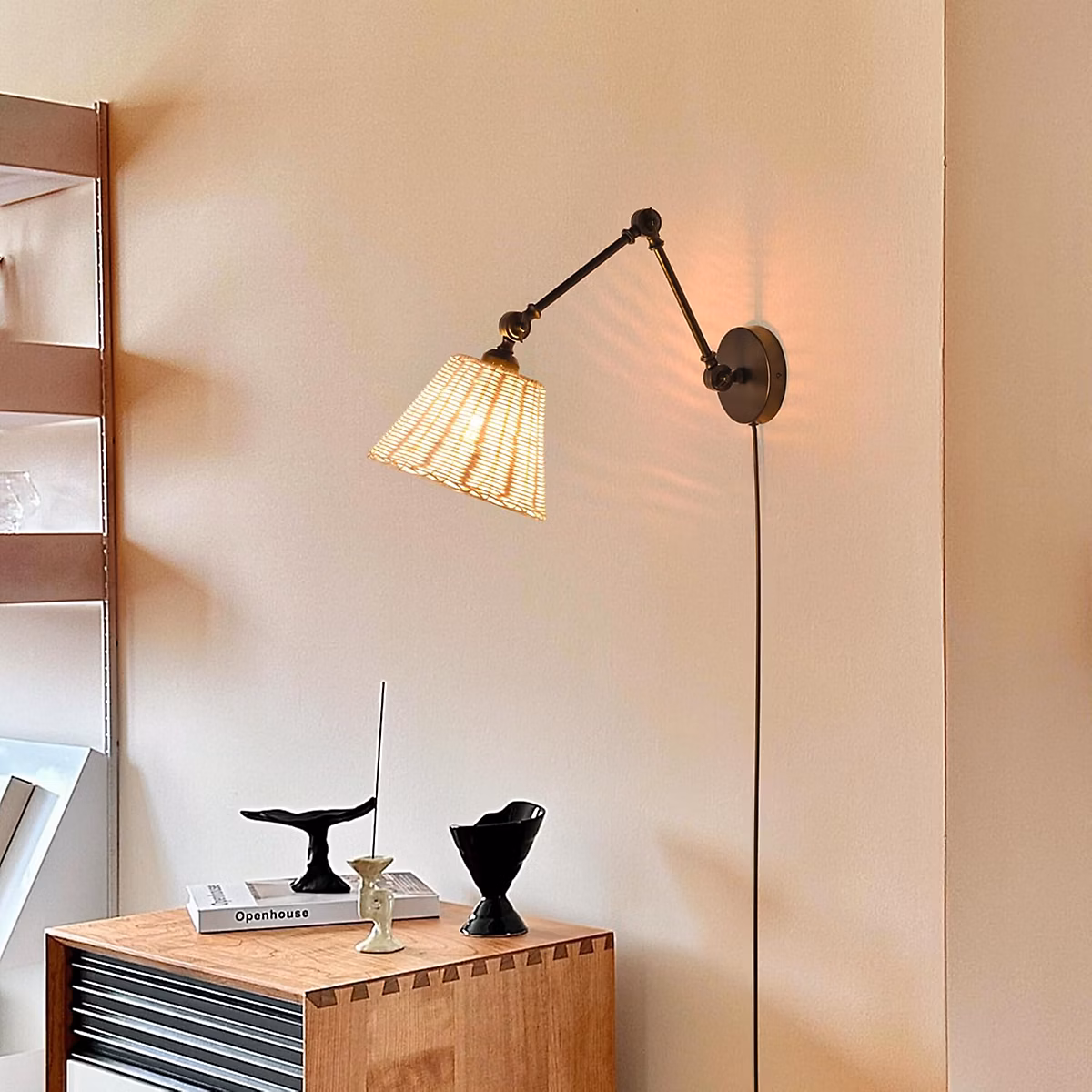 ALPINALUZ Applique murale avec bras oscillant et abat-jour en rotin Style rustique – douille E27 avec câble, prise et interrupteur