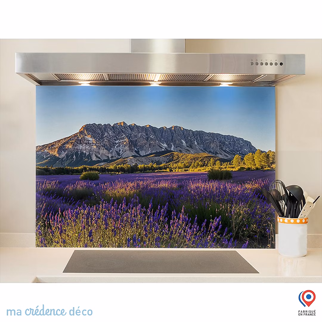 Crédence cuisine fond de hotte fleurs de lavande et montagen Sainte Victoire – Verre trempé, L 70 cm x H 60 cm, MaCrédenceDéco