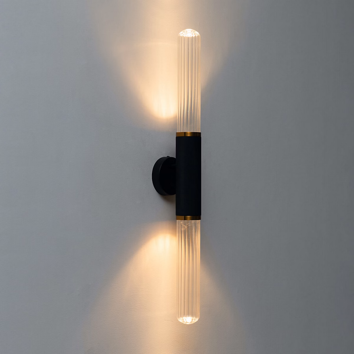 Applique tendance noire double éclairage LED en métal et verre – Hita