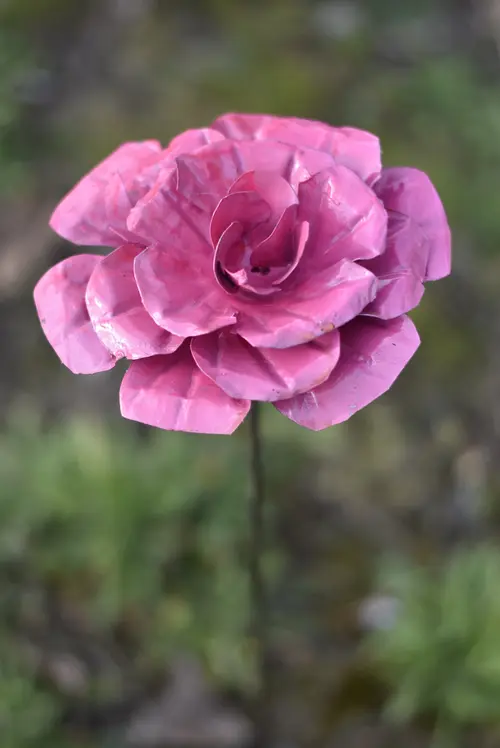 Pivoine décorative couleur violette en métal recyclé - 100 cm