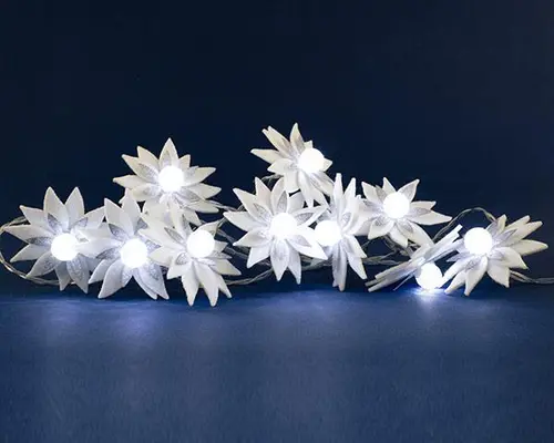 Guirlande lumineuse avec poinsettias blancs à 10 LED blanc froid et câble argent sur piles - 1,80 m