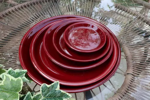 Soucoupe ronde en terre émaillée coloris cerise Les Poteries d'Albi - Ø 28 x H 3,5 cm
