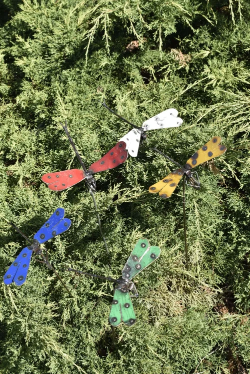 Tuteur libellule colorée en métal recyclé Chouette & Co