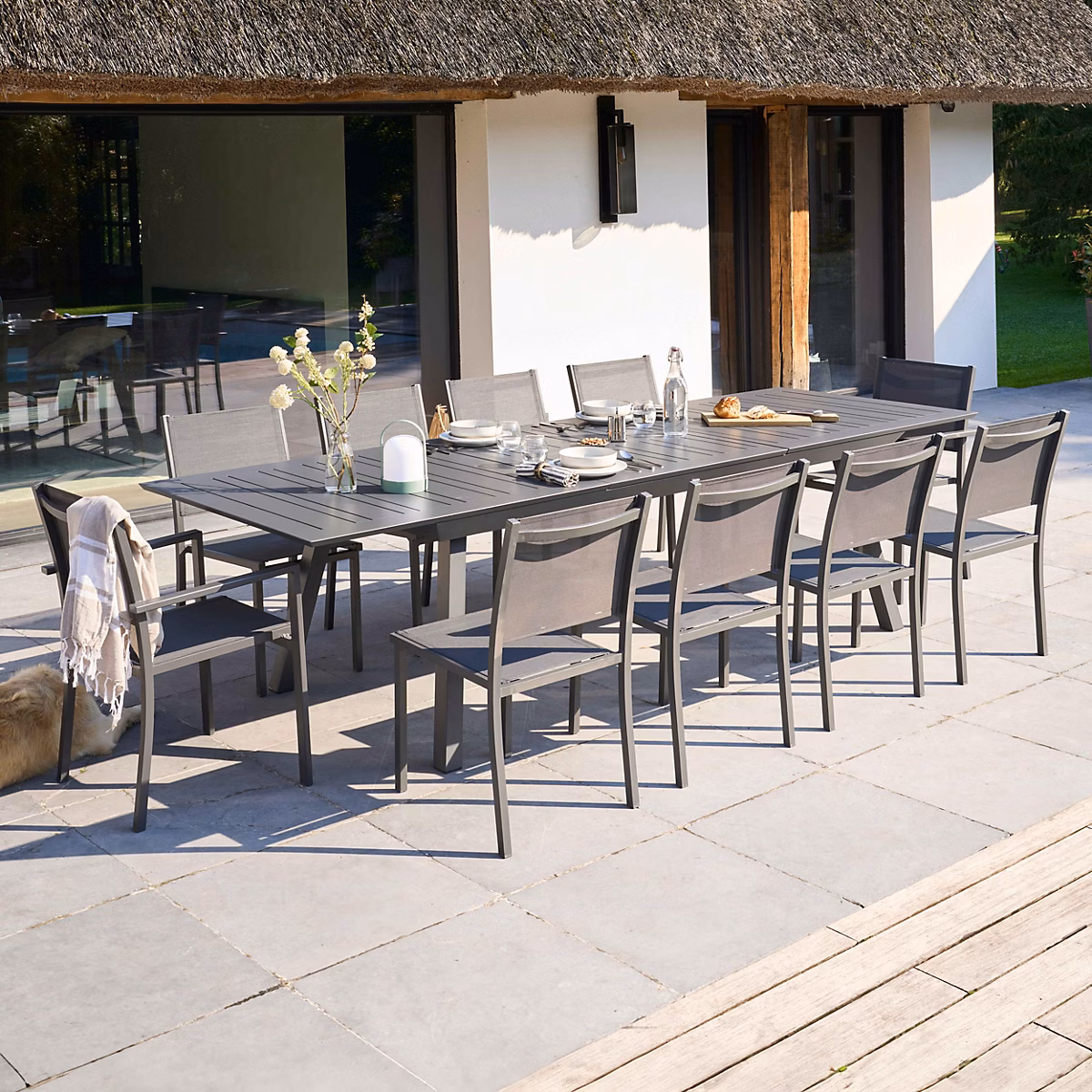 Ensemble table de jardin extensible et 10 chaises en aluminium gris Oviala – Réf. IRICRRBBJ7997426931