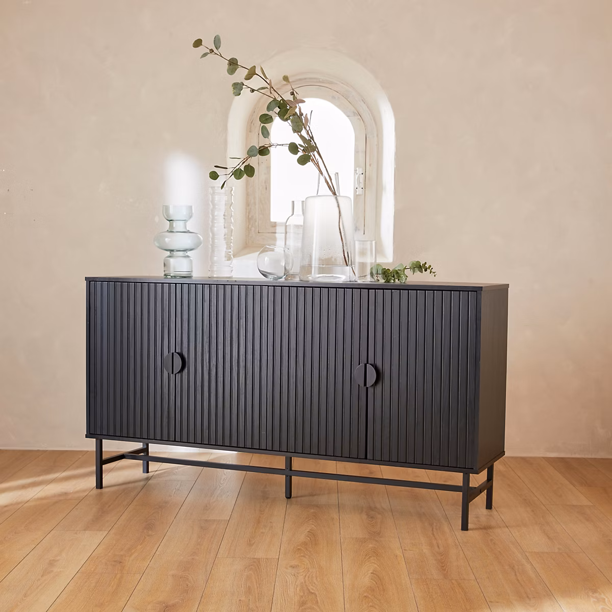 Meuble – Buffet de rangement noir. Bazalt. quatre portes. deux étagères. buffet haut. vaisselier. L 157.5 x l 39 x H 83cm
